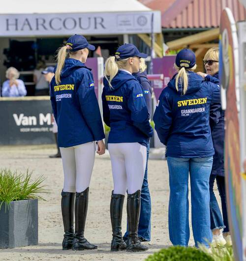 Sweden’s chef d’equipe AnnCatrin Carlsson consults with her team at the Longines EEF Series regional qualifier in Lier (BEL) ©EEF