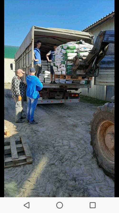 horse feed truck