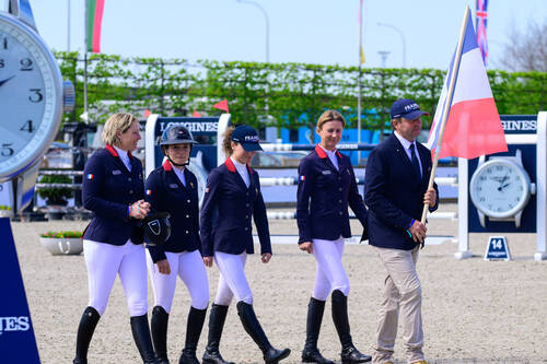Pénélope Leprévost (FRA) with her daughter Eden Leprévost Blin-Lebreton (FRA) during the parade of nations at the Lier regional qualifier of the Longines EEF Series 2025 © EEF