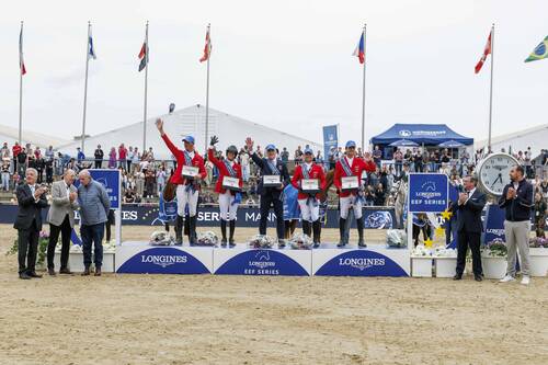 Team Germany takes the win on home soil at the LONGINES EEF Nations Cup in Mannheim on Sunday 3 May 2026. L to R : Stefan Engbers, Sandra Auffarth, Chef d’Equipe Ralf Runge, Michael Jung and Gerrit Nieberg © EEF/pferdefotografie-lafrentz_photos