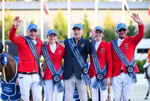 The victorious German team led by Chef d'euipe Ralf Runge at the 2026 regional qualifier in Budapest (HUN). L to R: Maximilian Lill, Britt Roth, Chef d’equipe Ralf Runge, Justine Tebbel and Tobias Meyer. © EEF