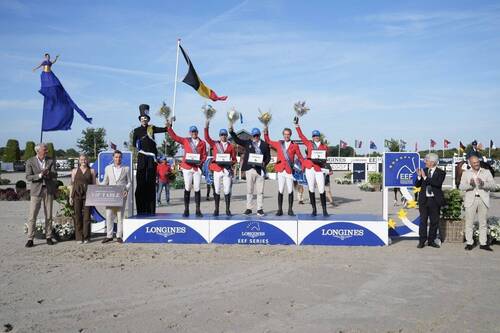Team Belgium shine bright on the podium after they secured the victory at the North West Region Semi Final in Peelbergen (NED) on Friday 3 July 2026. L to R: Justus Valk, Tess Keijsers, Ken Ruysen, Koen Vereecke, Roy Van Beek, Chef d’equipe Filip Lacus, Gilles Thomas, Gudrun Patteet, EEF Vice President Simone Perillo, Eric Schenk © EEF/Sportfot
