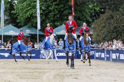 Team Germany salute the home crowd as they celebrate their victory in Mannheim. © EEF/pferdefotografie-lafrentz_photos